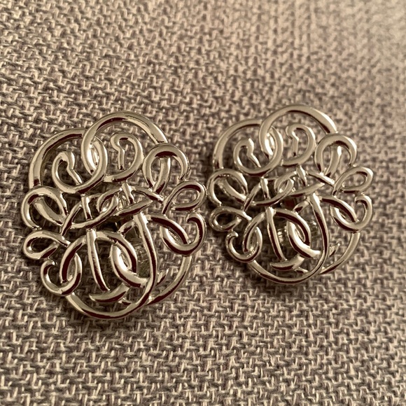 Medallion Like Silver Tone Clip-On Earrings Like New - Picture 1 of 7